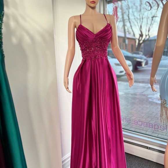 Elegant Magenta Evening Gown - Picture 4 of 5